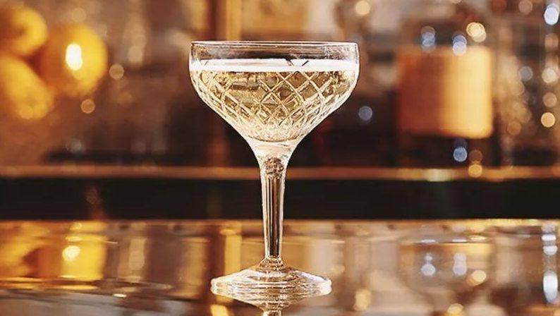 香檳趣聞 | 原來香檳杯的形狀是根據______設計的？ - WineNow HK